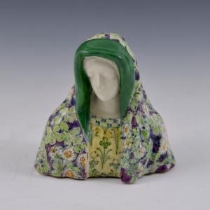 Piccolo busto di Madonna con decoro floreale